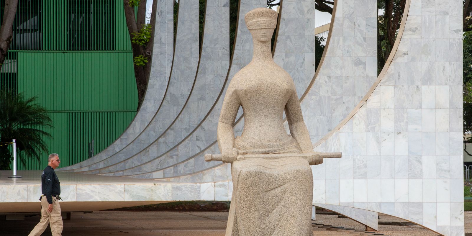 Defesa de Bolsonaro Reitera Pedido de Prisão Domiciliar ao STF por Motivos de Saúde