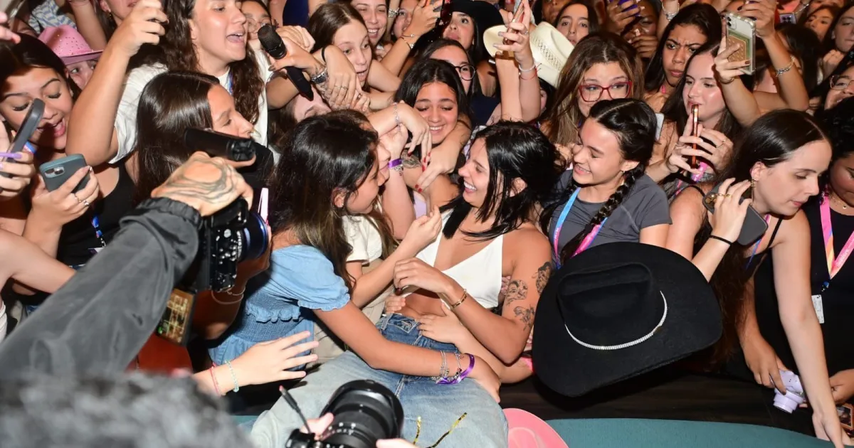 Ana Castela se joga no público em navio temático