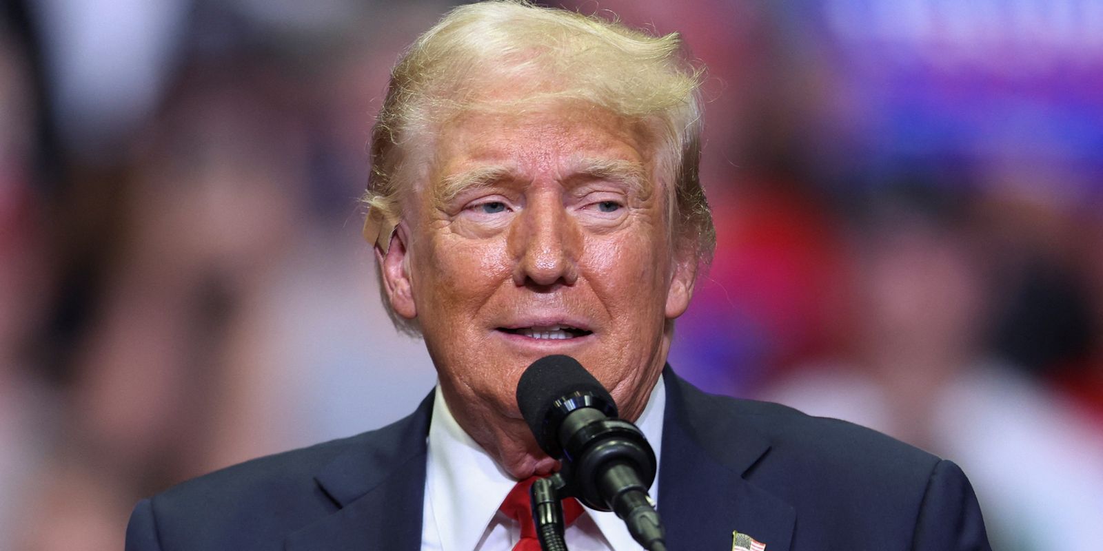 Donald Trump Nega Conhecimento de Conteúdo Racista em Vídeo e Recusa Pedido de Desculpas