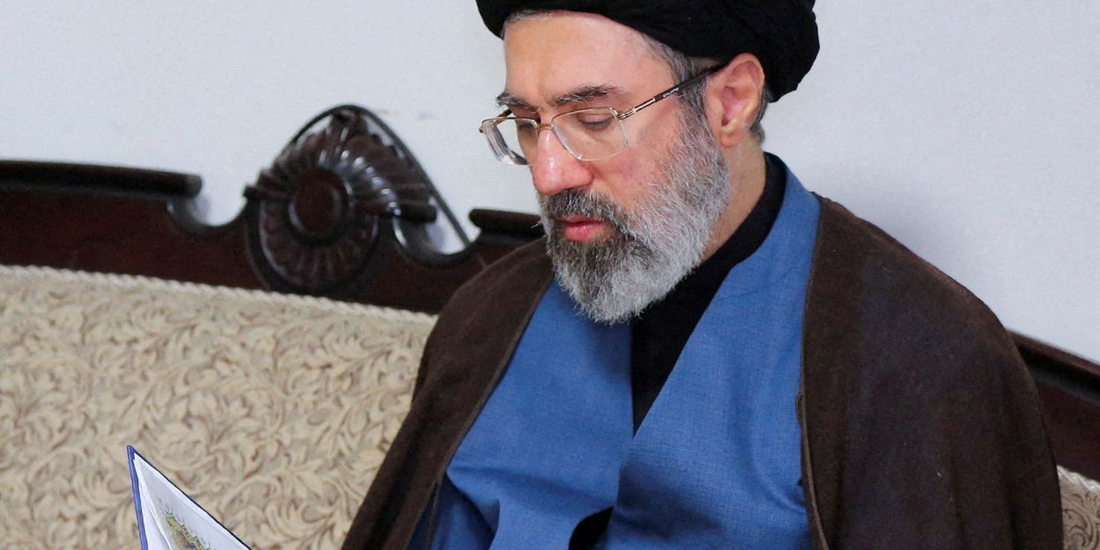 Cenário Hipotético: Mojtaba Khamenei Promete Vingança e Fechamento do Estreito de Ormuz em Discurso Fictício