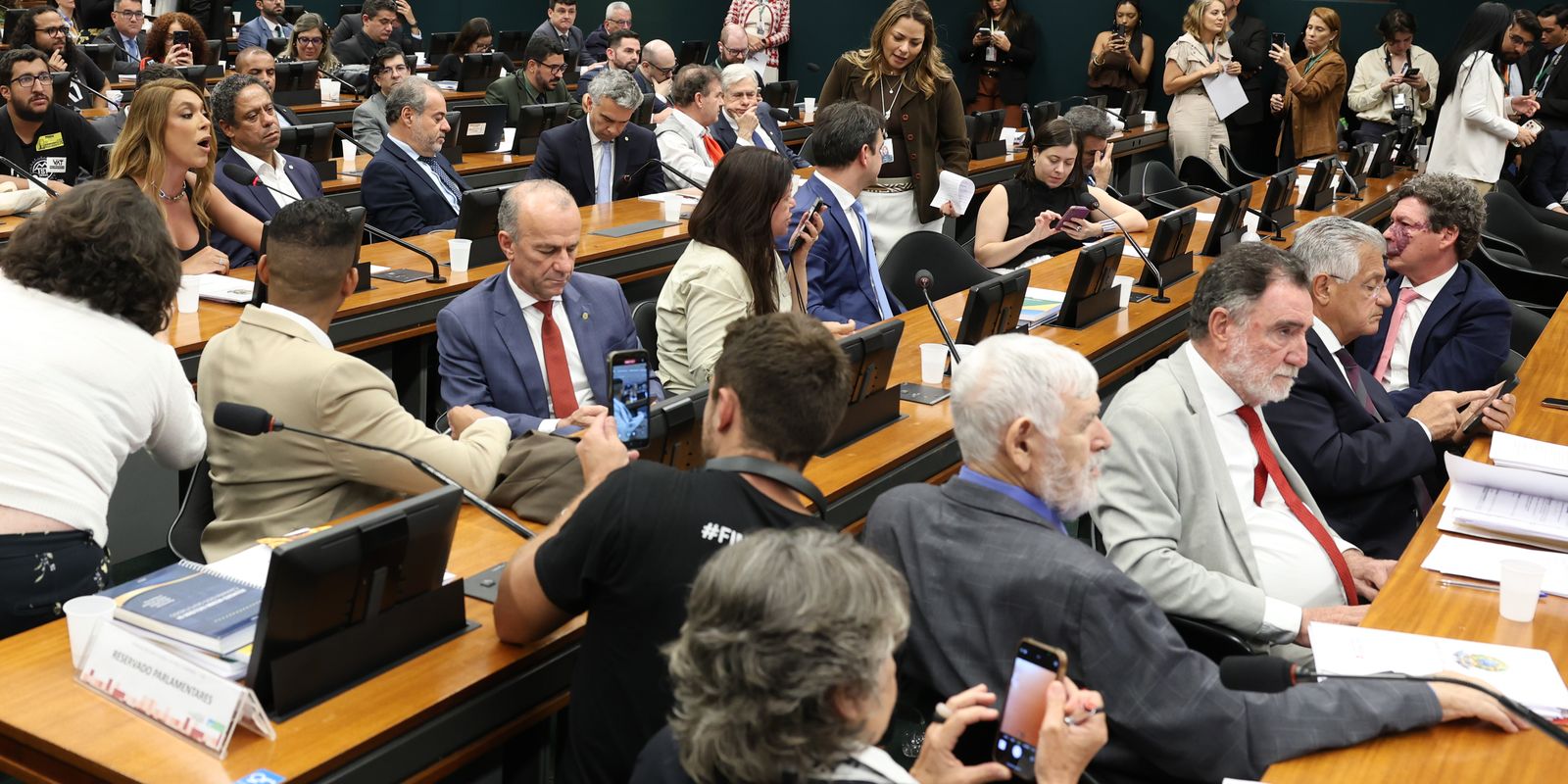 Votação da PEC do Fim da Jornada 6×1 Adiada na CCJ da Câmara por Pedido de Vista