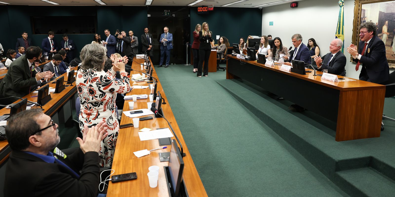 CCJ Aprova Admissibilidade de Propostas para o Fim da Escala 6×1
