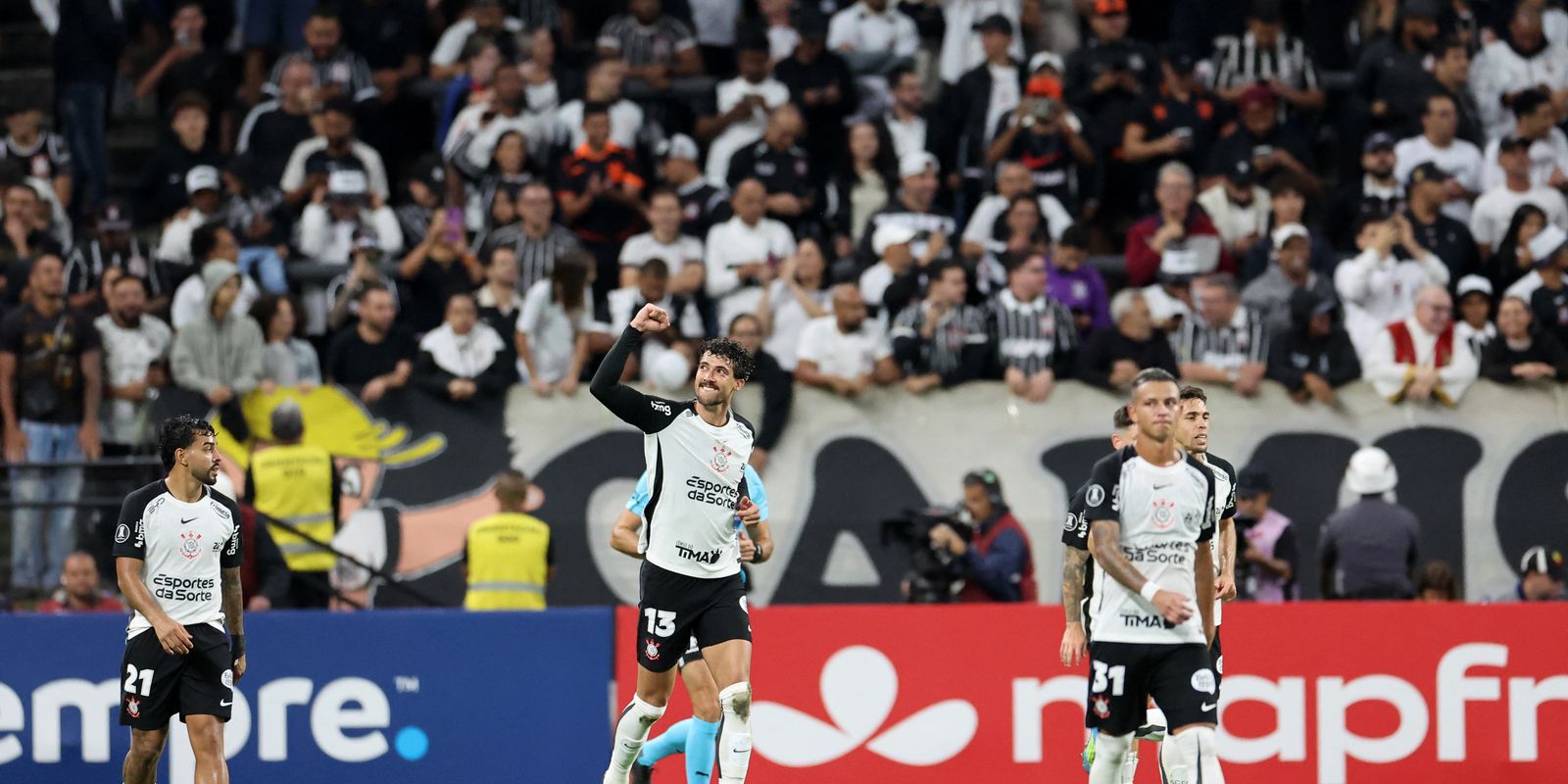 Projeção Esportiva 2026: Corinthians Lidera Libertadores em Cenário Hipotético, Enquanto Fluminense e Cruzeiro Enfrentam Resultados Mistos