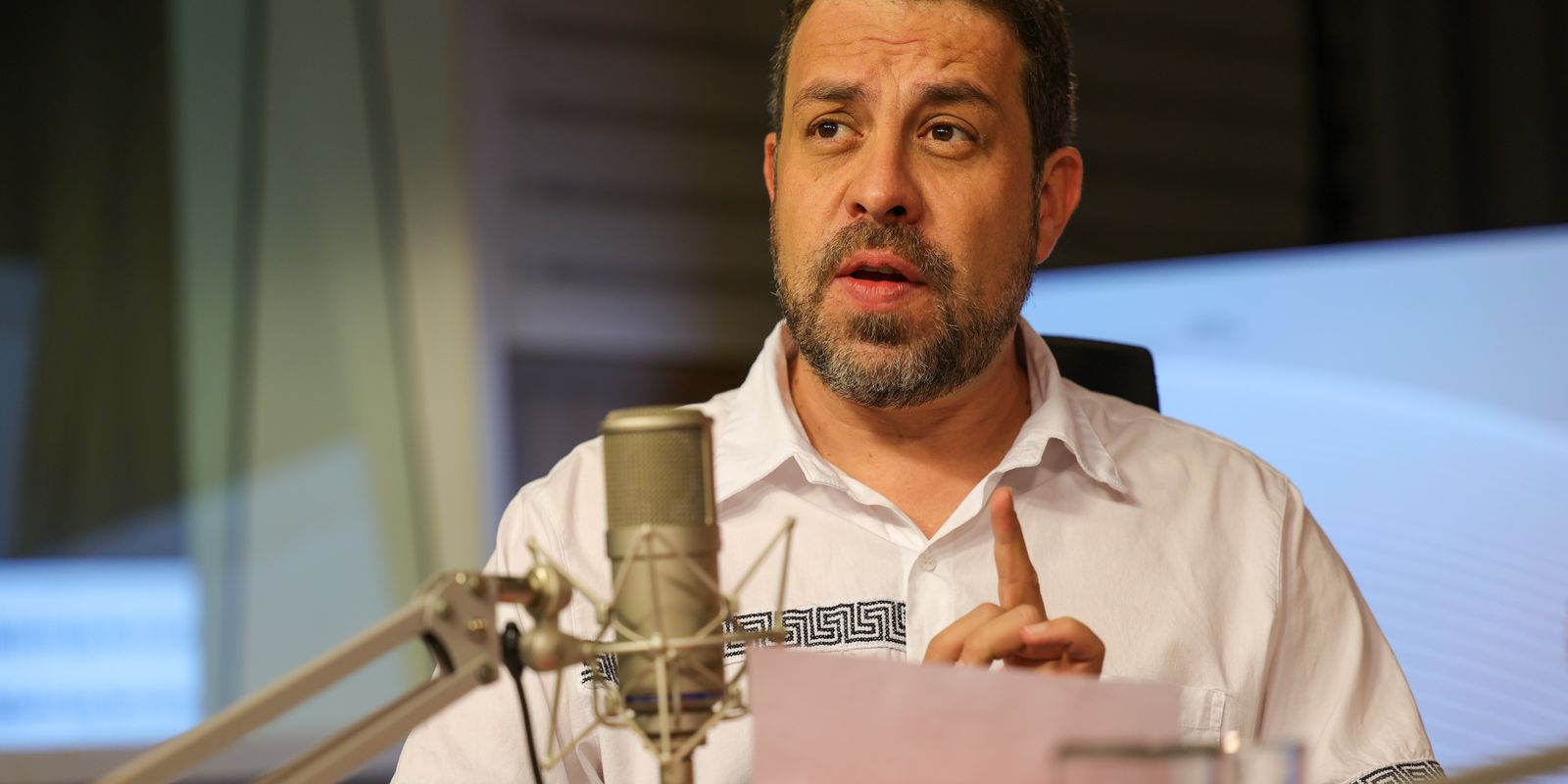 Boulos Pressiona por Fim Imediato da Escala 6 por 1 e Contesta Estratégias da Oposição