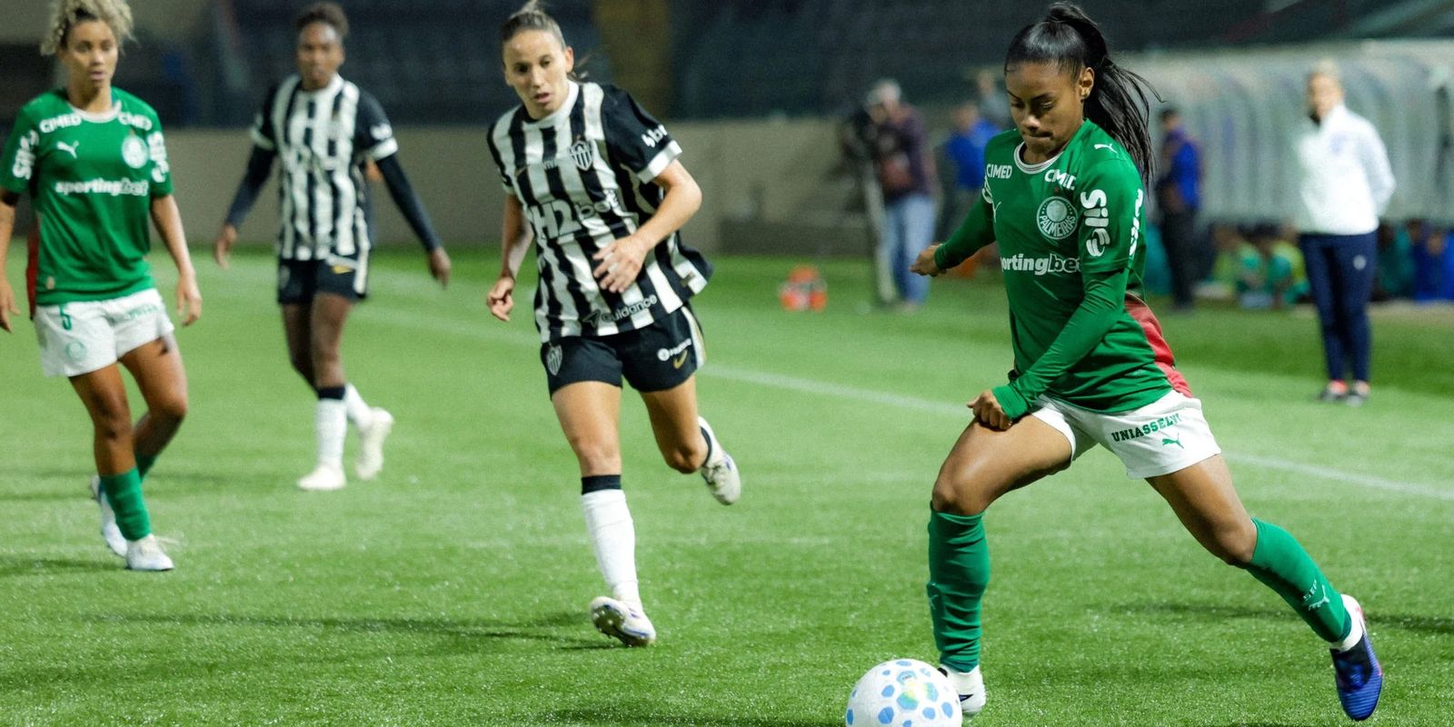 Palmeiras Goleia Atlético-MG e Assume Vice-Liderança no Brasileirão Feminino