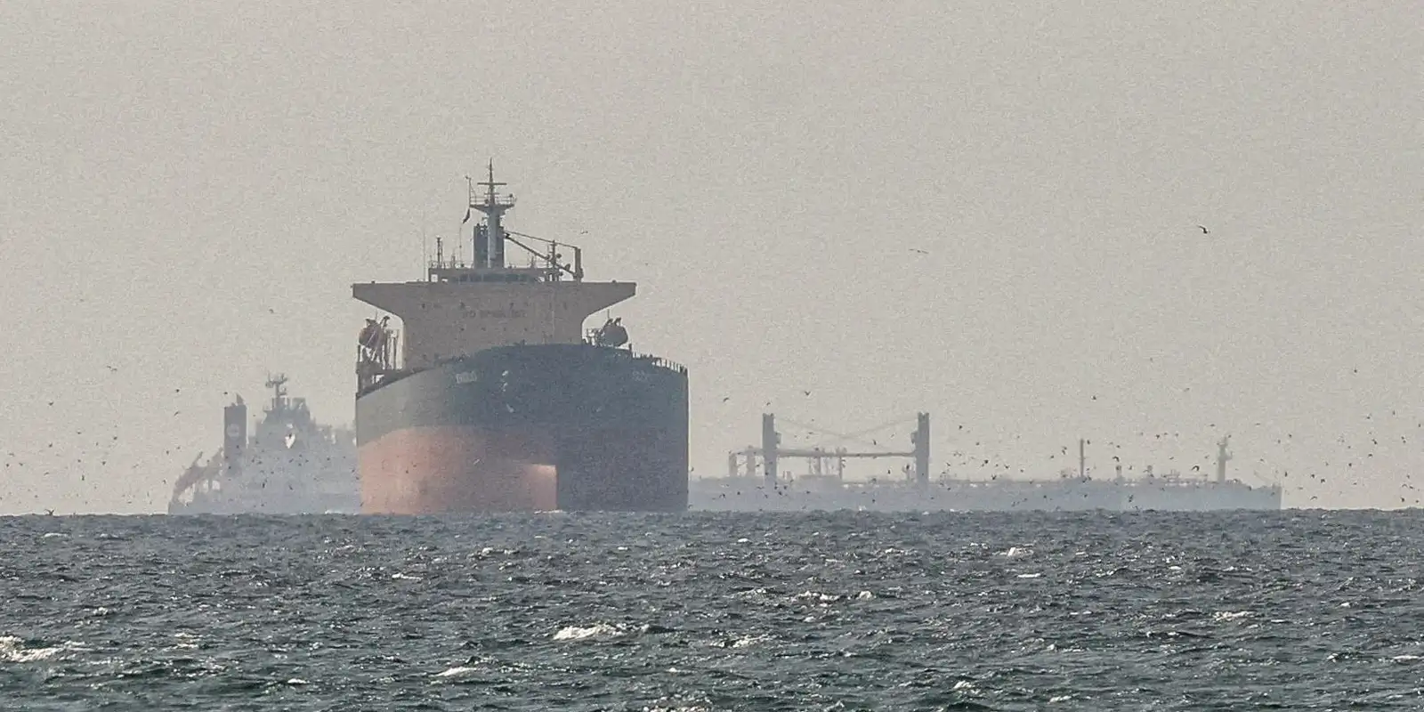 Alegações Conflitantes: Irã Nega Passagem de Navios dos EUA por Ormuz, Aumentando Tensão e Preços do Petróleo