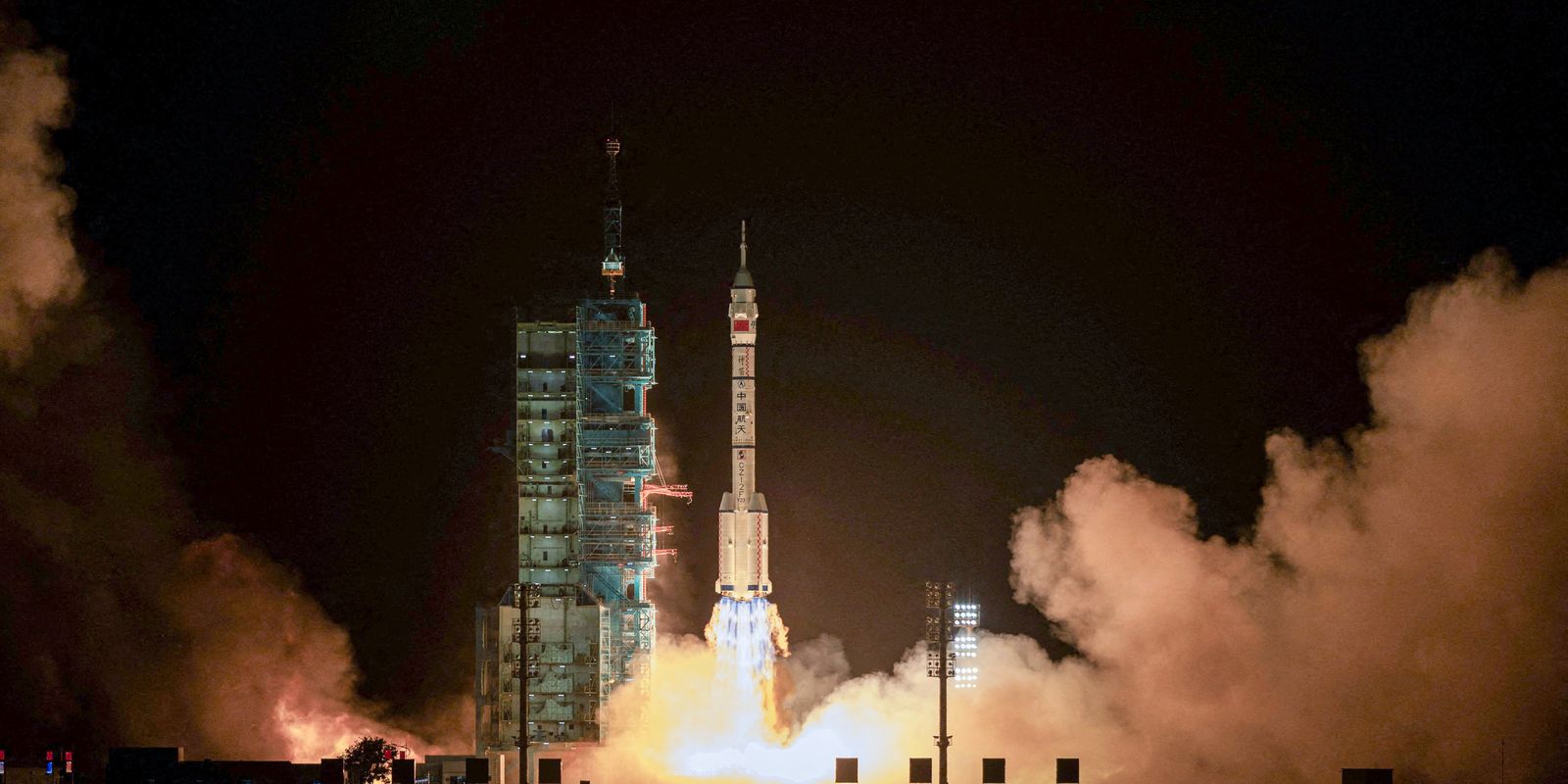 China Lança Missão Espacial Shenzhou com Planos de Estada de um Ano e Ambições Lunares