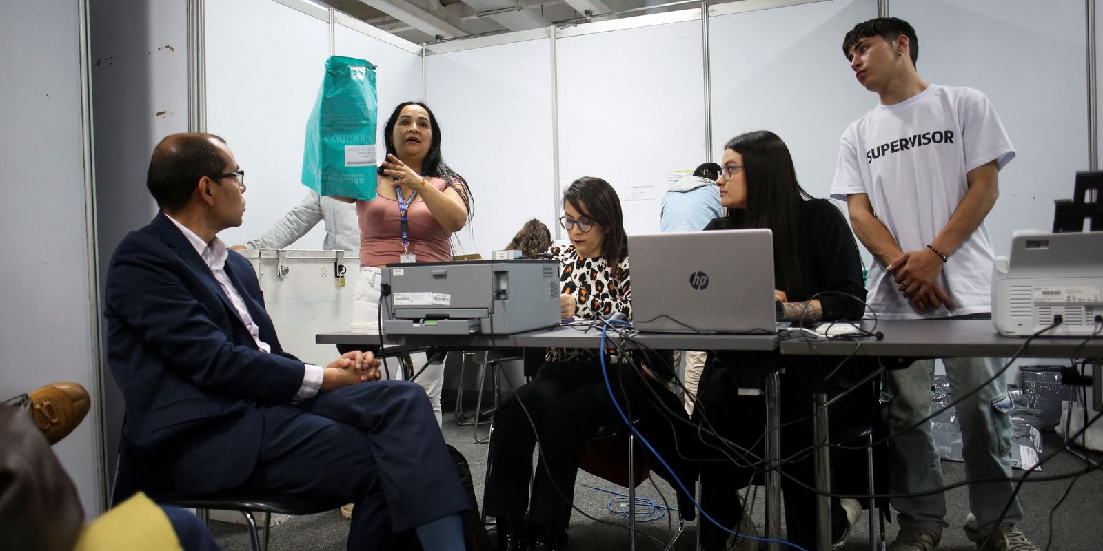 Colômbia: Presidente Petro Denuncia Supostas Fraudes Eleitorais e Questiona Resultados Preliminares
