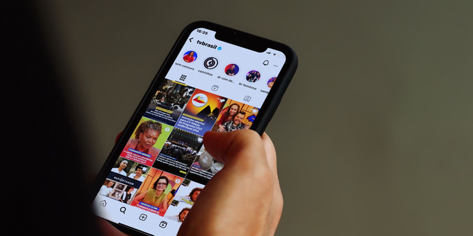 Estudo Revela Impacto das Redes Sociais na Polarização e Isolamento Político de Jovens Brasileiros