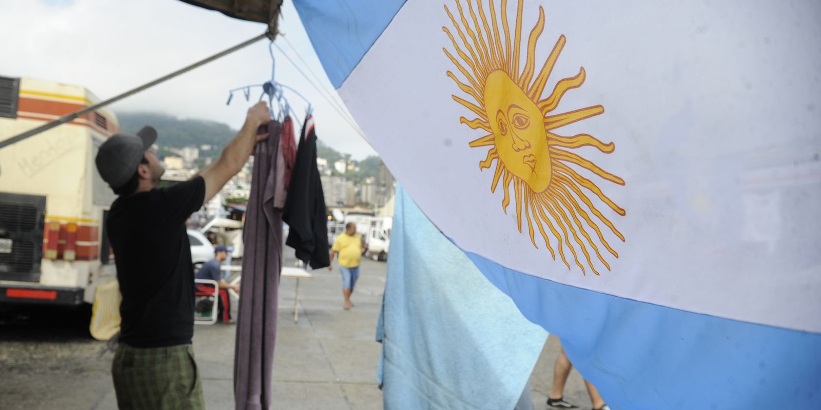 Estudo Hipotético da UBA Projeta Quase Metade dos Jovens Argentinos em Vulnerabilidade Social (Dados de 2025-2026)