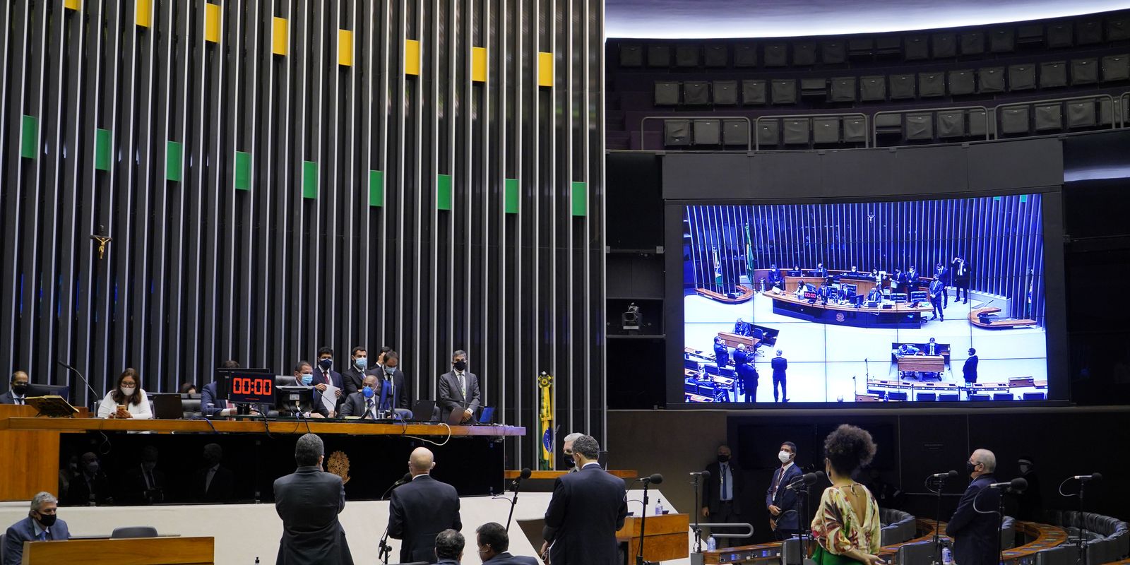 Dino Intima Partidos a Explicar Controle de Emendas Após Declarações de Valdemar Costa Neto