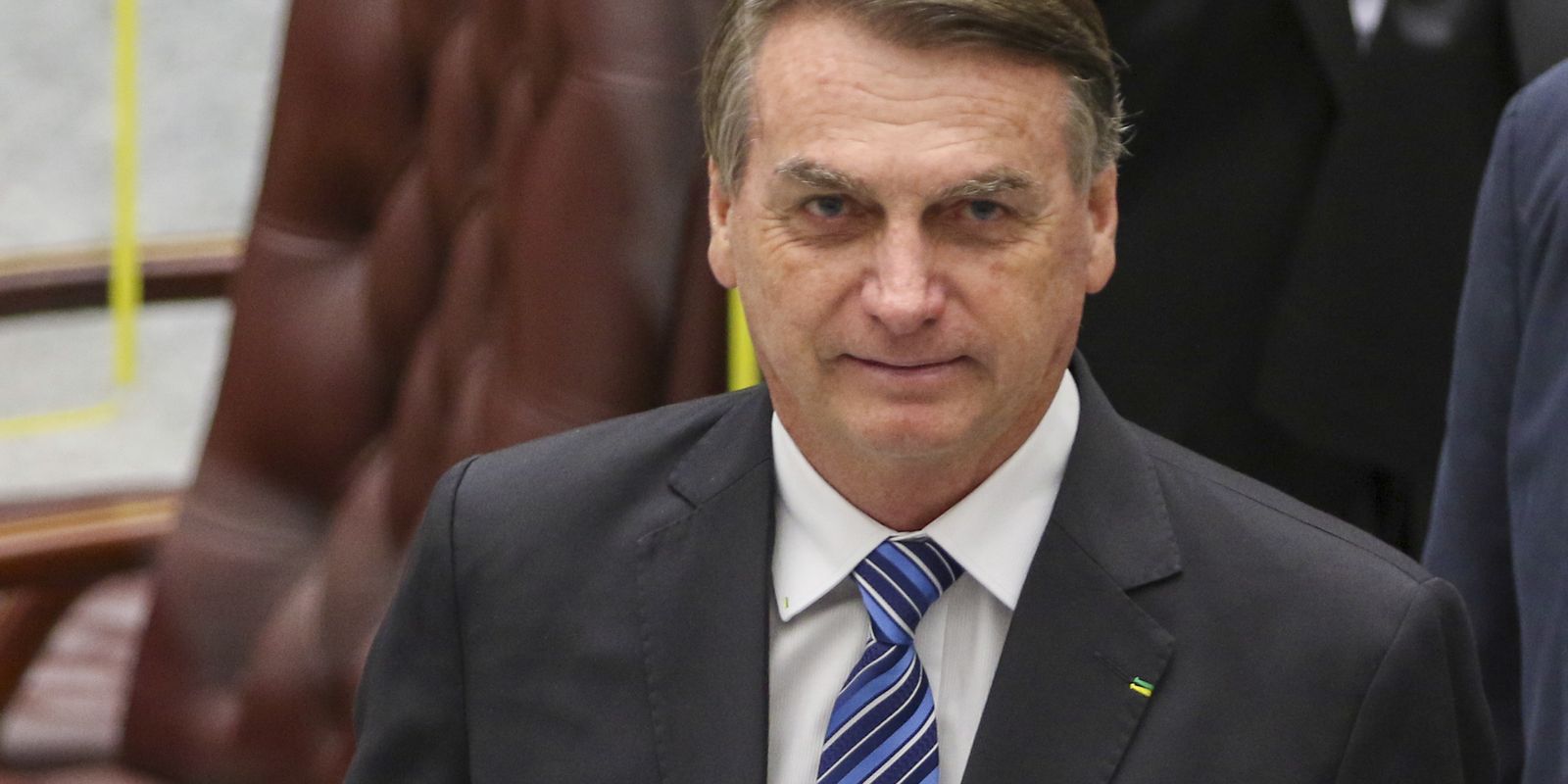 Decisão de Alexandre de Moraes: Bolsonaro Mantido em Prisão Domiciliar com Novas Restrições