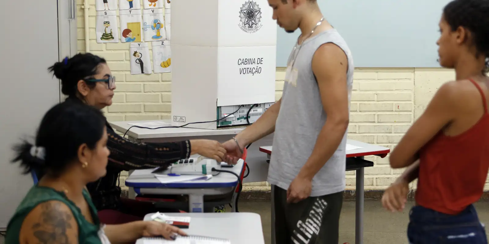 Projeção Indica Recuo de 22% no Eleitorado Jovem Brasileiro Até 2026